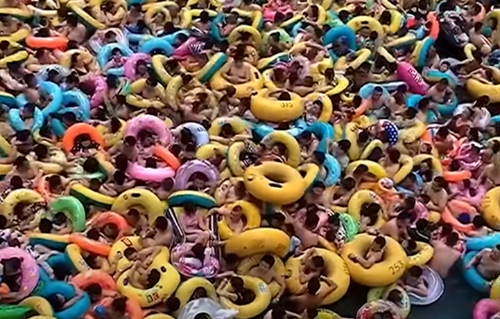 VIDEO. Piscină plină până la refuz, în China: „E normal în weekend și în zilele de sărbătoare”
