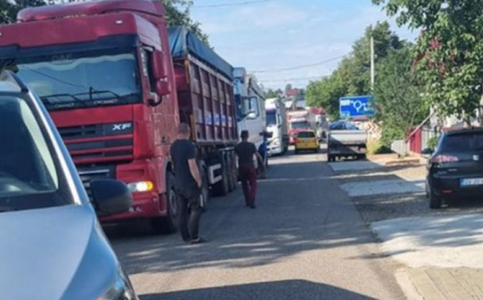 Zeci de oameni au blocat un drum din Suceava, nemulțumiți de traficul auto cu tiruri din Ucraina: „Se strică drumurile”