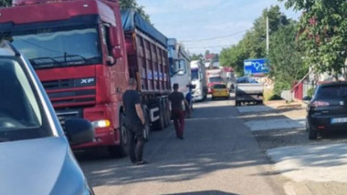 Zeci de oameni au blocat un drum din Suceava, nemulțumiți de traficul auto cu tiruri din Ucrain