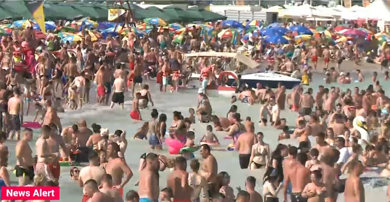 VIDEO A început cel mai aglomerat weekend pe litoral din acest sezon. Sunt așteptați peste 200.000 de turiști la malul mării