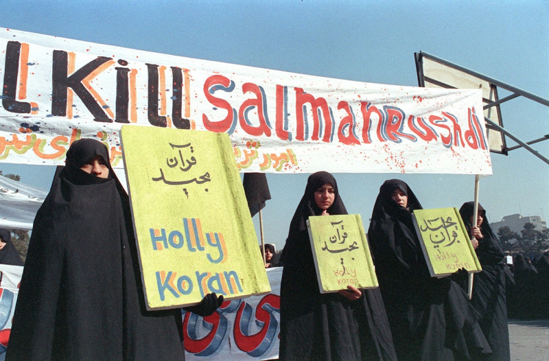 salman rushdie demonstratie in teheran feb 1989 profimedia-0068396743