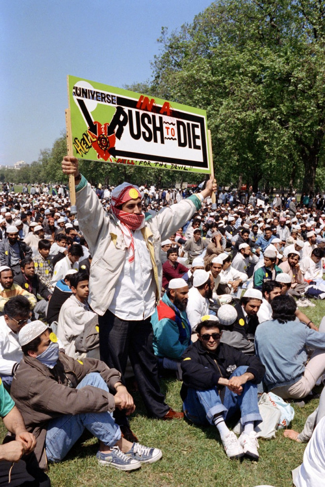 salman rushdie demonstratie londra mai 1989 profimedia-0713636303