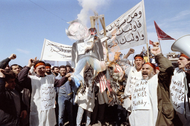 salman rushdie demonstratie in beirut 1989 profimedia-0713633381