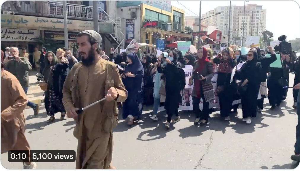 Talibanii au împrăștiat cu focuri de armă un protest al femeilor din Kabul care cer dreptul la educaţie și muncă