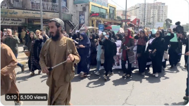 protest al femeilor in kabul, talibani trag in aer