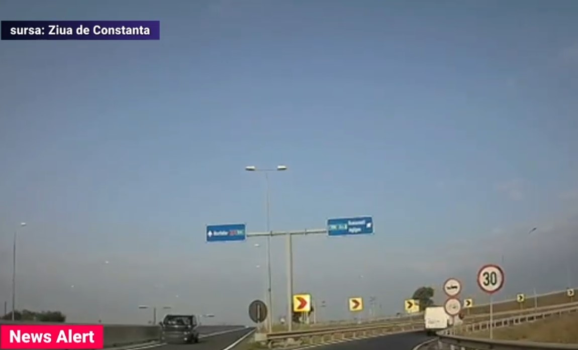 VIDEO. Inconștiență pe autostradă: O șoferiță a fost filmată în timp ce conducea pe contrasens