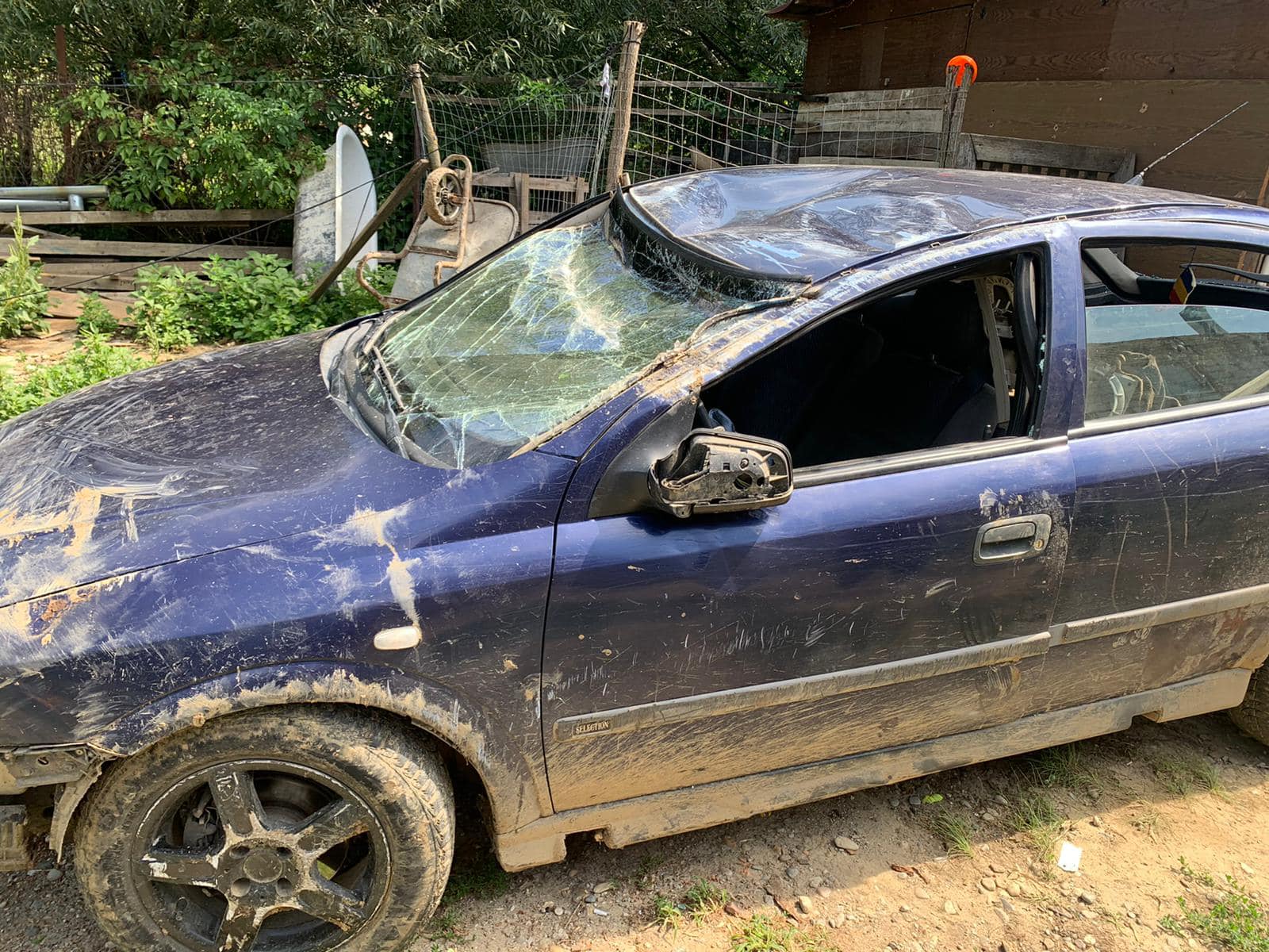 Poliţiştii din Sălaj au tras zeci de focuri de armă pentru a opri un şofer beat și fără permis. Un pasager a fost rănit de gloanțe
