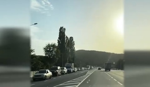 Civilii fug din Crimeea. Cozi interminabile cu sute de mașini care părăsesc peninsula