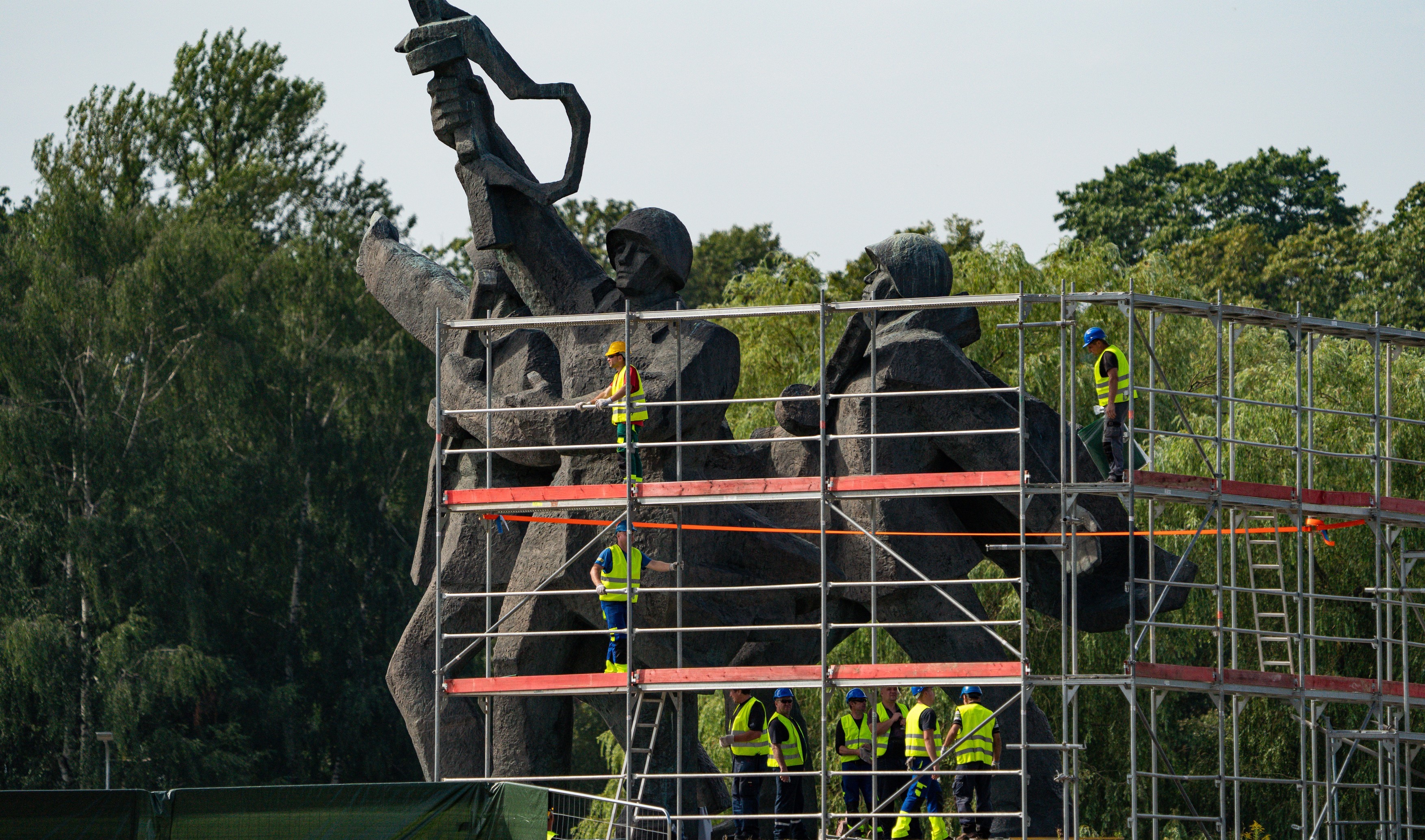 Letonia a început demolarea monumentului victoriei sovietice din capitala Riga