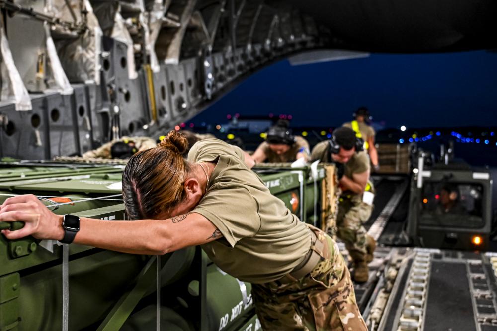 Imagini de la o bază militară a SUA unde se încarcă echipamente pentru Ucraina