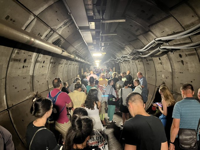 Oameni rămași blocați sub Canalul Mânecii, după ce un tren s-a defectat în Eurotunel. „A fost ca într-un film cu dezastre”