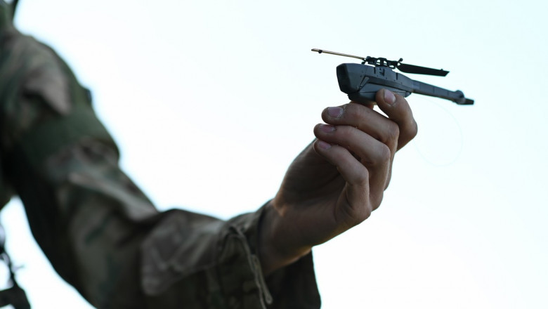 drona black hornet in mana unui militar