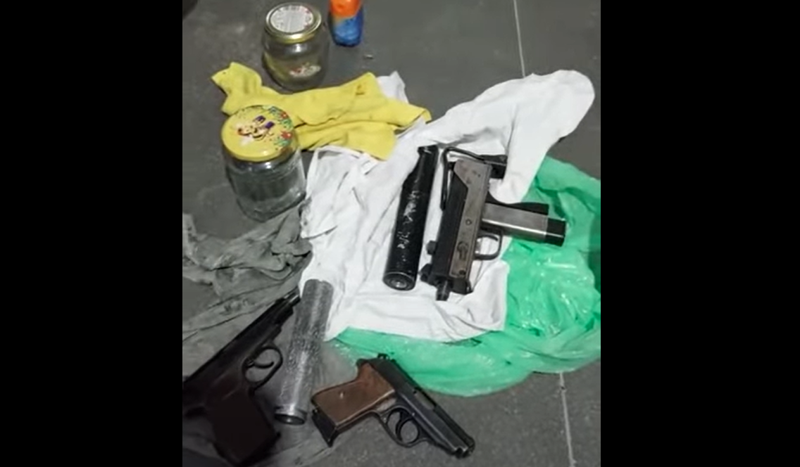 Pistol-mitralieră cu amortizor și alte arme letale, toate cu seriile șterse, găsite la un bărbat din județul Galați