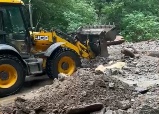 Ploile au adus pe Transalpina noroi, pietre și ramuri de copaci. Se poate circula doar pe un singur sens