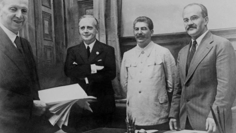 From left: Friedrich Gaus from Germany, Joachim von Ribbentrop, German Foreign Minister, Joseph Stalin, Soviet head of state and his Foreign Minister Vyacheslav Molotov pose 23 August 1939 in Kremlin in Moscow after signing the Soviet-German Non-Aggression Pact