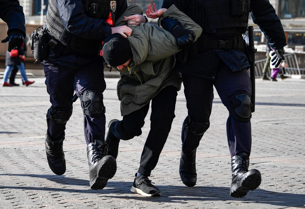 Peste 16.000 de ruși au fost încarcerați de regimul Putin pentru că au protestat împotriva războiului din Ucraina