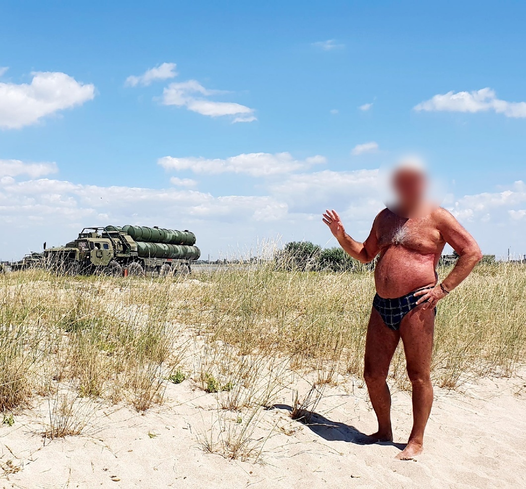 Un rus și-a făcut un selfie în slip în Crimeea și a dezvăluit din greșeală unde ascunde Moscova rachetele S-400