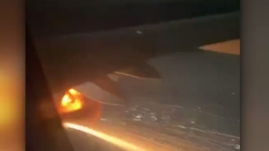 Motorul unui avion a luat foc.