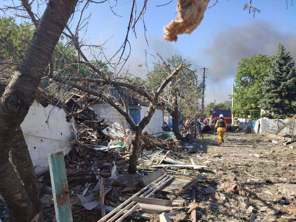 22 de morți, printre care și un copil, după ce rușii au bombardat o gară și un tren în estul Ucrainei. Explozii lângă Kiev