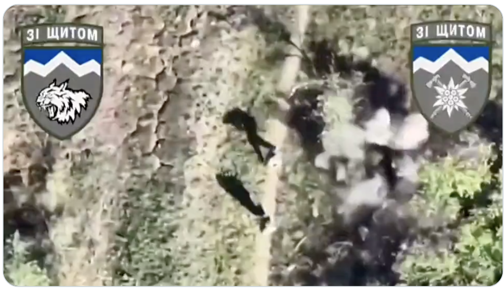 Momentul în care o grenadă lansată dintr-o dronă ucraineană explodează lângă doi soldați ruși. Unul dintre ei cade secerat