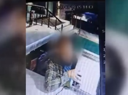 Un turist a plecat de la o pensiune cu tot cu frigiderul. Momentul a fost filmat de camerele de supraveghere