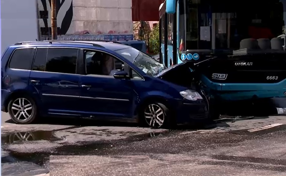 Accident grav în București: O mașină a trecut pe roșu la semafor și a intrat într-un autobuz