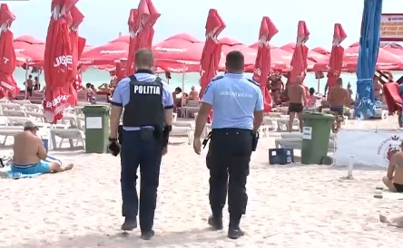 Turiștii de pe litoral sunt scoși din apă cu poliția. În toate stațiunile este arborat steagul roșu care interzice înotul