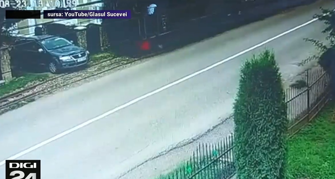 VIDEO. O șoferiță a reușit să scoată de pe șine mocănița Huțulca