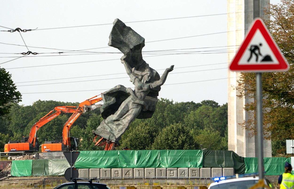 Letonia a demolat un monument sovietic emblematic din Riga, locul de întâlnire al susținătorii Kremlinului