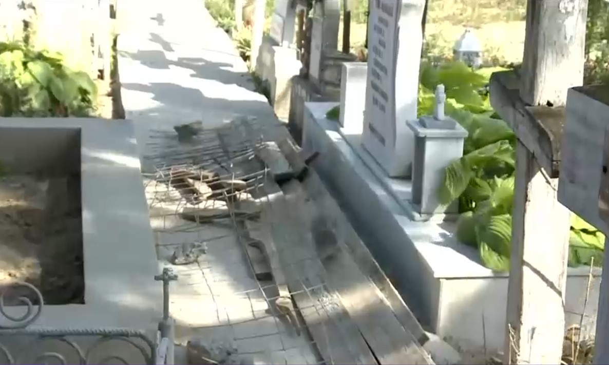 VIDEO. O alee de beton turnată peste morminte a iscat un mare scandal într-un cimitir din Vrancea: „Să cad jos. Este mama mea”