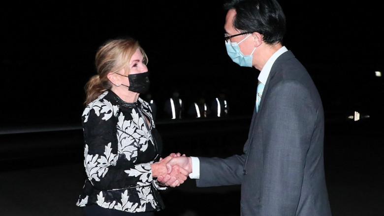 Marsha Blackburn dă mâna cu ministrul taiwanez de externe