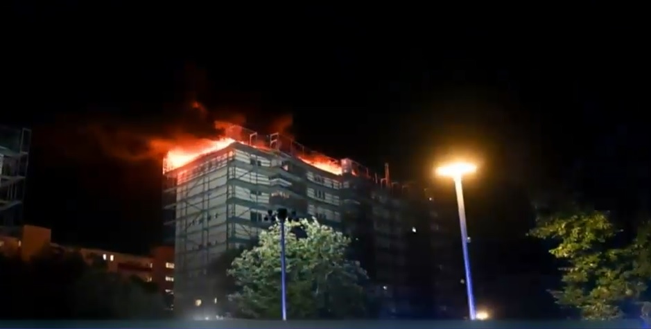 Explozie uriașă pe acoperișul unui bloc de 8 etaje din Berlin - VIDEO