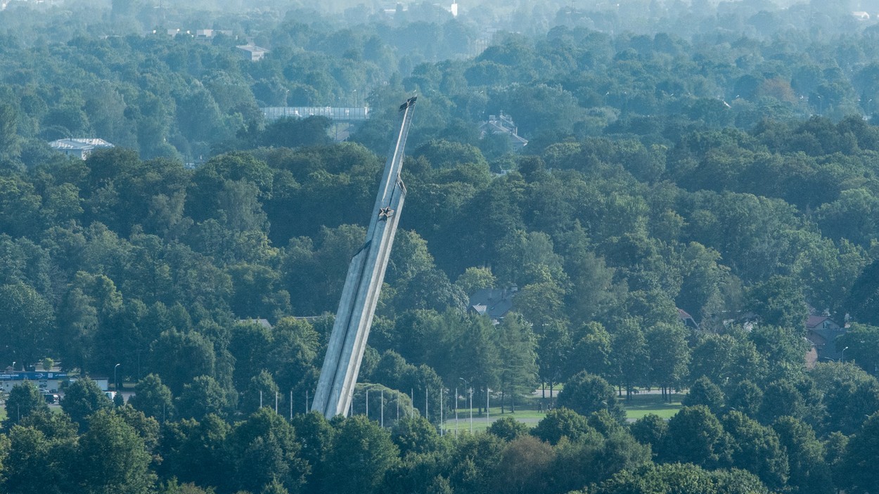 Momentul în care monumentul sovietic de la Riga se prăbușește. Letonii au demolat turnul pe care îl consideră simbolul ocupației ruse