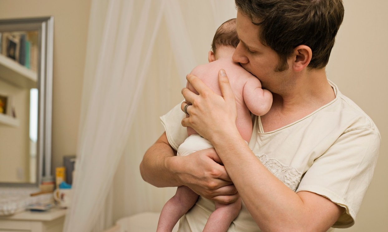 Španija podaljšala starševski dopust na 17 tednov