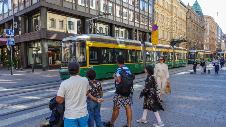 oameni pe strada in helsinki