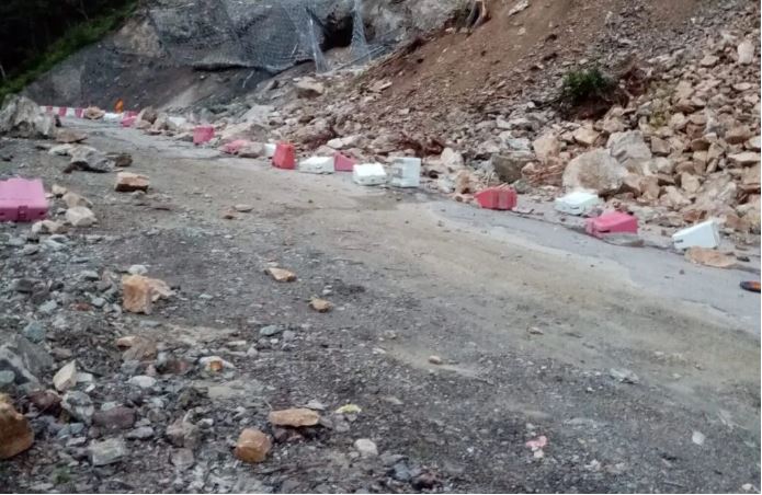 Stânci prăbușite pe un drum național din Suceava, în apropiere de Vatra Dornei. Traficul a fost închis între două localități