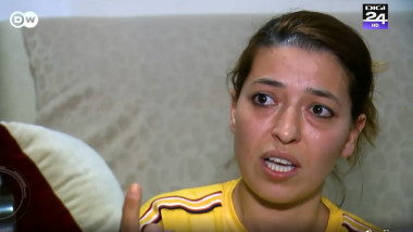 femeie din turcia explica aratand cu degetul