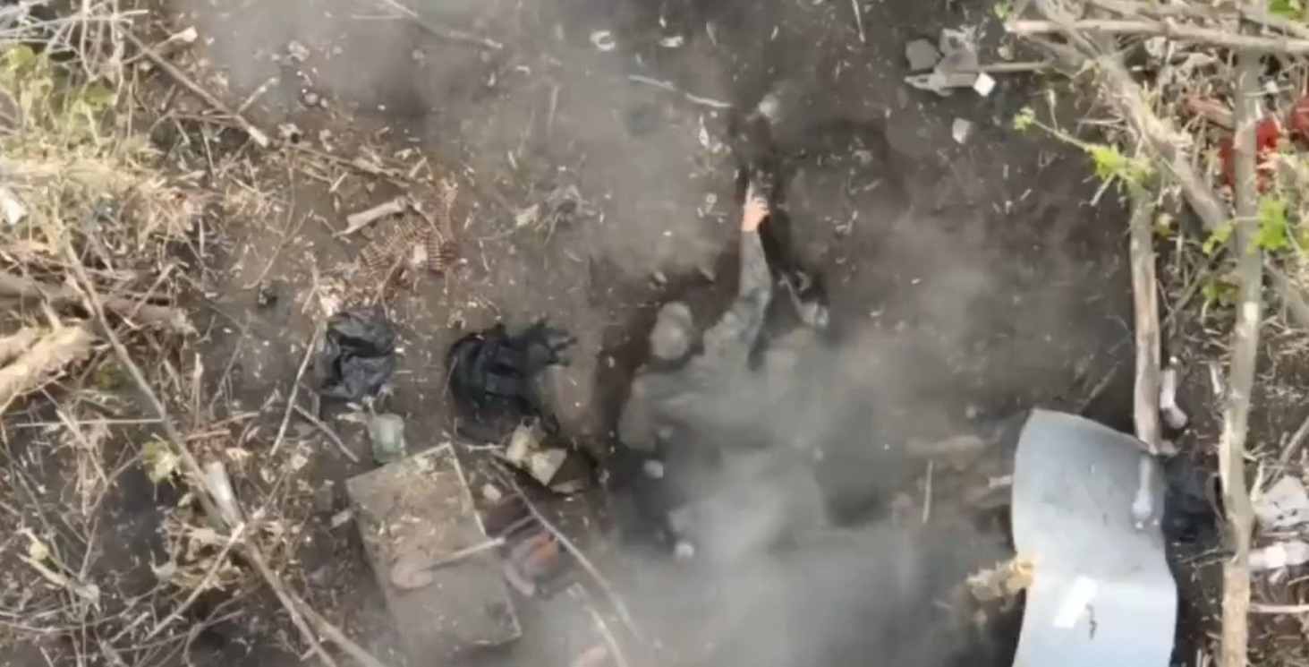 Un rus care dormea în tranșee a fost bombardat dintr-o dronă ucraineană. Reacția acestuia a ajuns virală