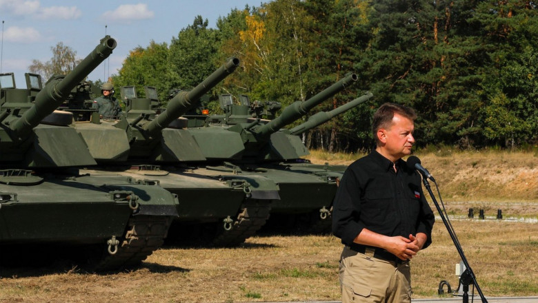 ministrul aparii din polonia cu tancuri in spate
