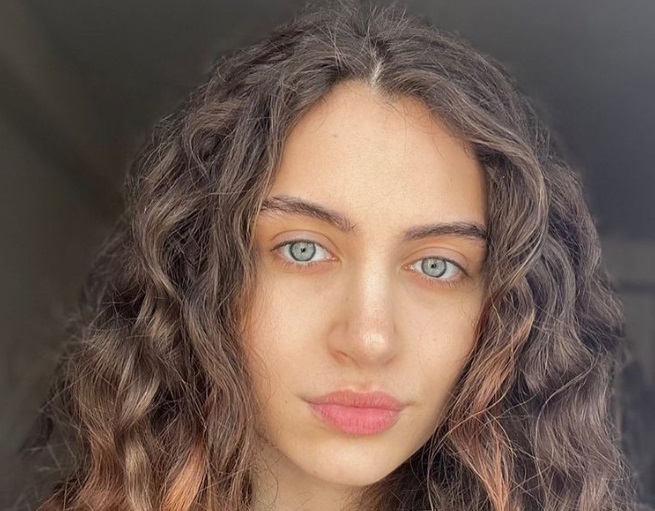 Premieră la Miss Anglia. O finalistă a concurat fără machiaj și recunoaște că are "pete și imperfecțiuni"