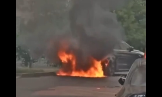 Un BMW X6 al unui oficial al Armatei lui Putin a fost incendiat la Moscova. Martorii spun că la câțiva metri au văzut o tânără