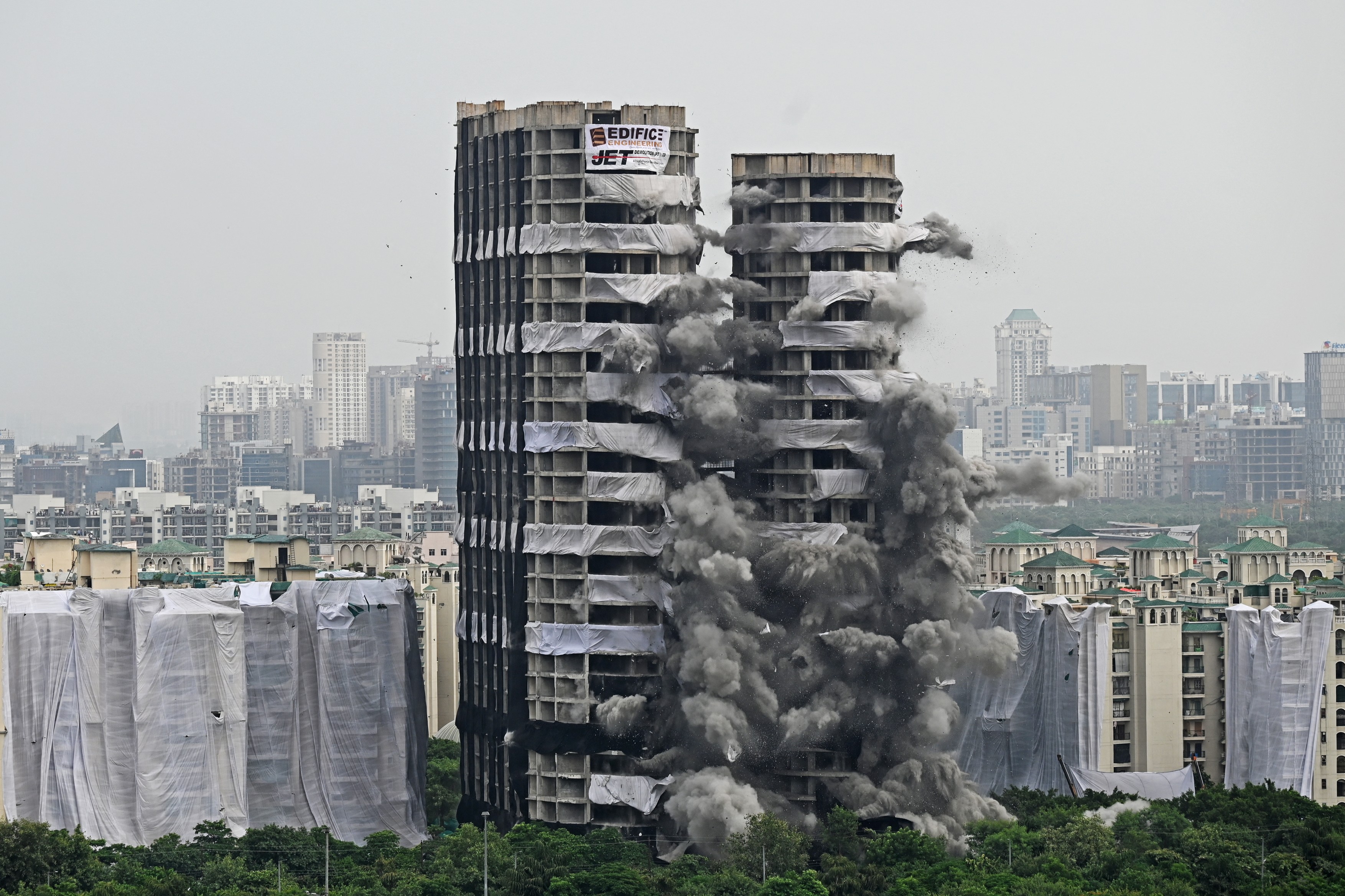 Doi zgârie-nori construiţi ilegal în India, demolați în câteva secunde. Momentul în care turnurile sunt puse la pământ