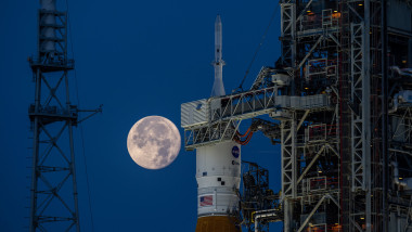 racheta Artemis pe rampa de lansare cu luna pe fundal