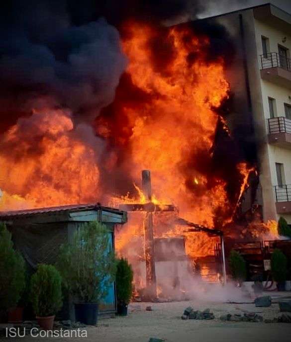 11 apartamente din blocul de lângă biserica arsă la Constanța au fost distruse. Locatarii, revoltați: „Am făcut nu stiu câte sesizări”