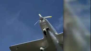 avion filmat de la sol in timp ce zboara aproape de pamant