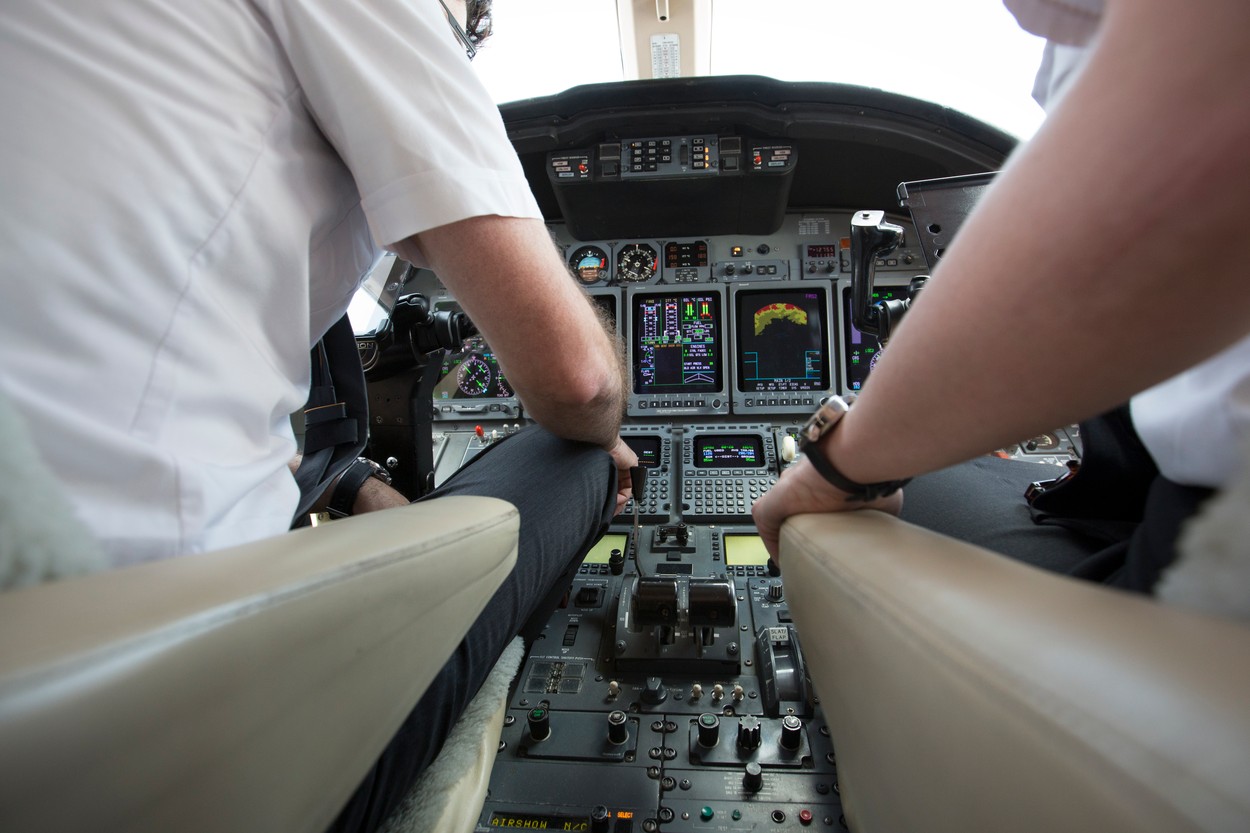 Doi piloți s-au luat la bătaie în timpul zborului. După ce i-a despărțit, un însoțitor de bord a stat cu ei în cabină să-i supravegheze