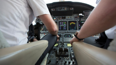 piloti in cabina de pilotaj a unui avion