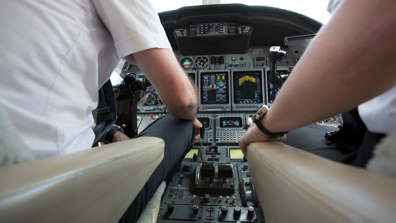piloti in cabina de pilotaj a unui avion