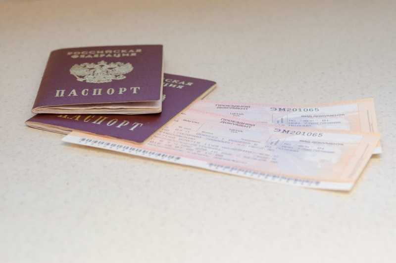Volgograd, Russia - 12 agosto 2015: Passaporto e biglietti del treno di un cittadino della Federazione Russa