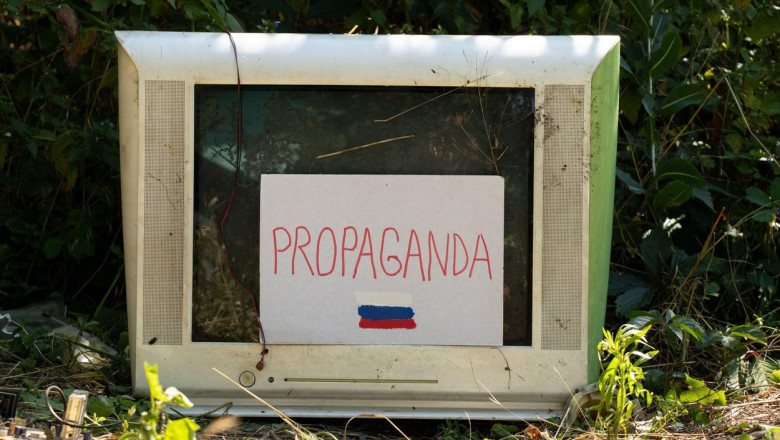 ecran de tv vechi pe care e afisata o hartie pe care scrie „propaganda” si are pictat un mic steag rus